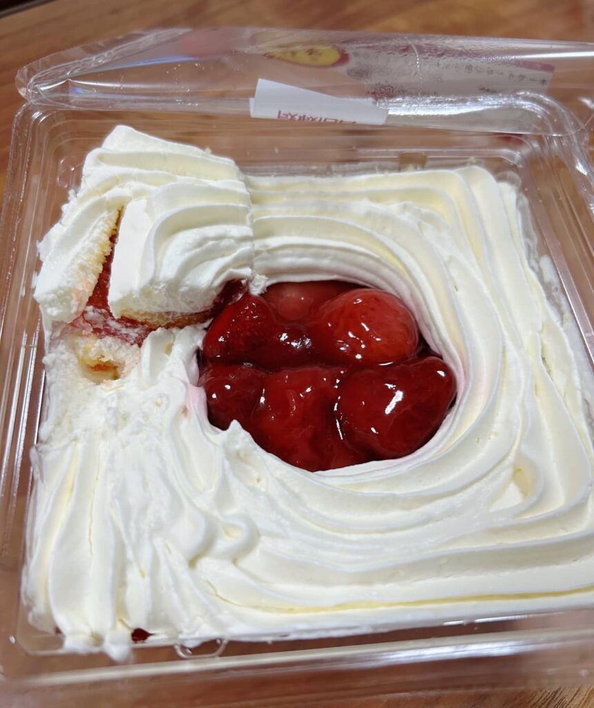 成城石井　旬生クリームとごろっと苺のショートケーキ