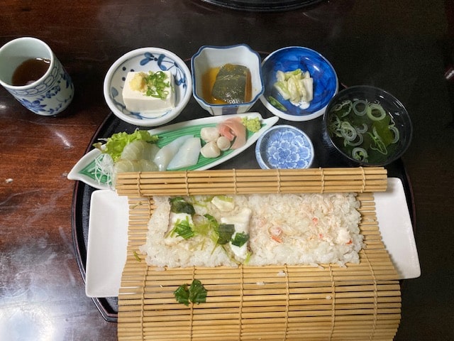 旬な味　伊藤屋　鯛ごはん・カニごはんのハーフ＆ハーフ（刺身付き）定食