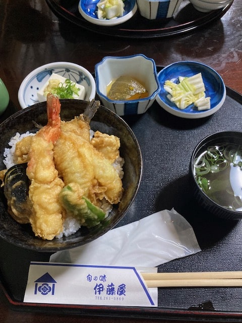 旬な味　伊藤屋　ミックス天丼定食（海老・はぜ・ほたて）