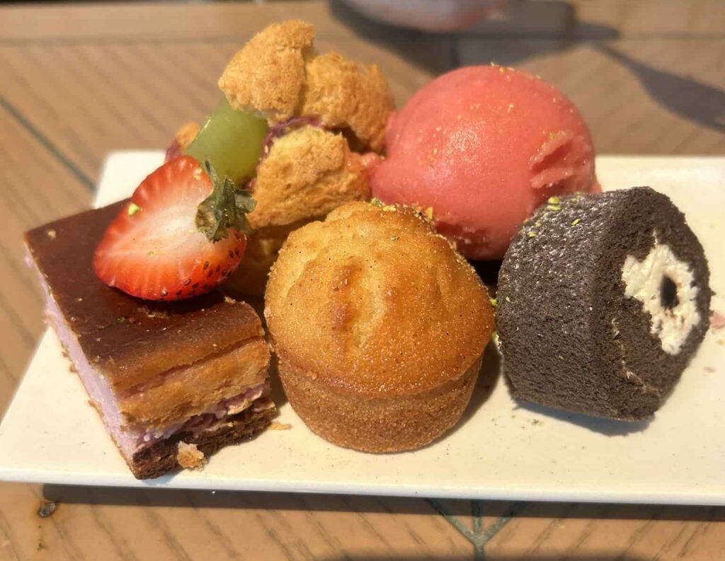 フォレストキッチン ウィズ アウトドア リビング ランチビュッフェ バースデープレート