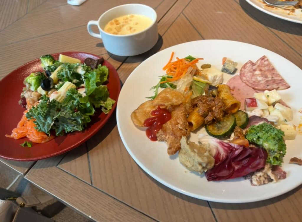 フォレストキッチン ウィズ アウトドア リビング ランチビュッフェ