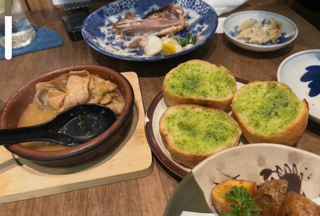 飲み喰い処 せがれ もつ煮 ガーリックトースト